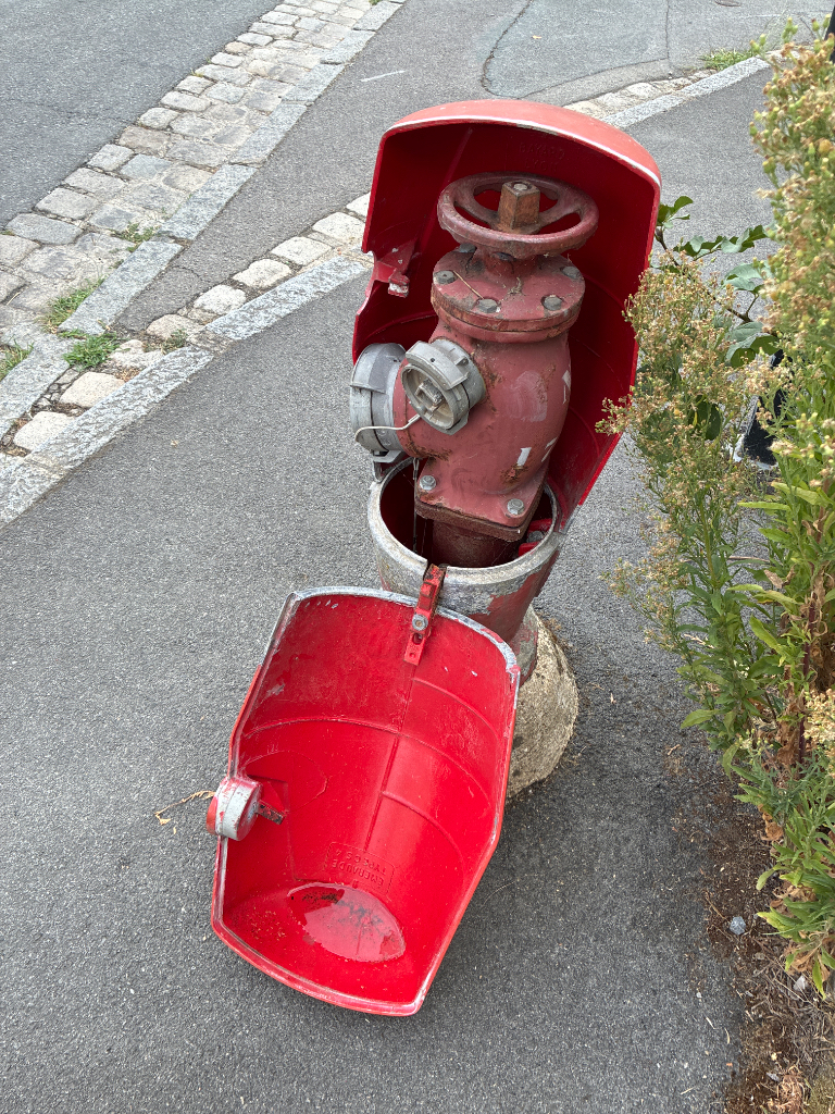 Signalement Capot de borne incendie détérioré