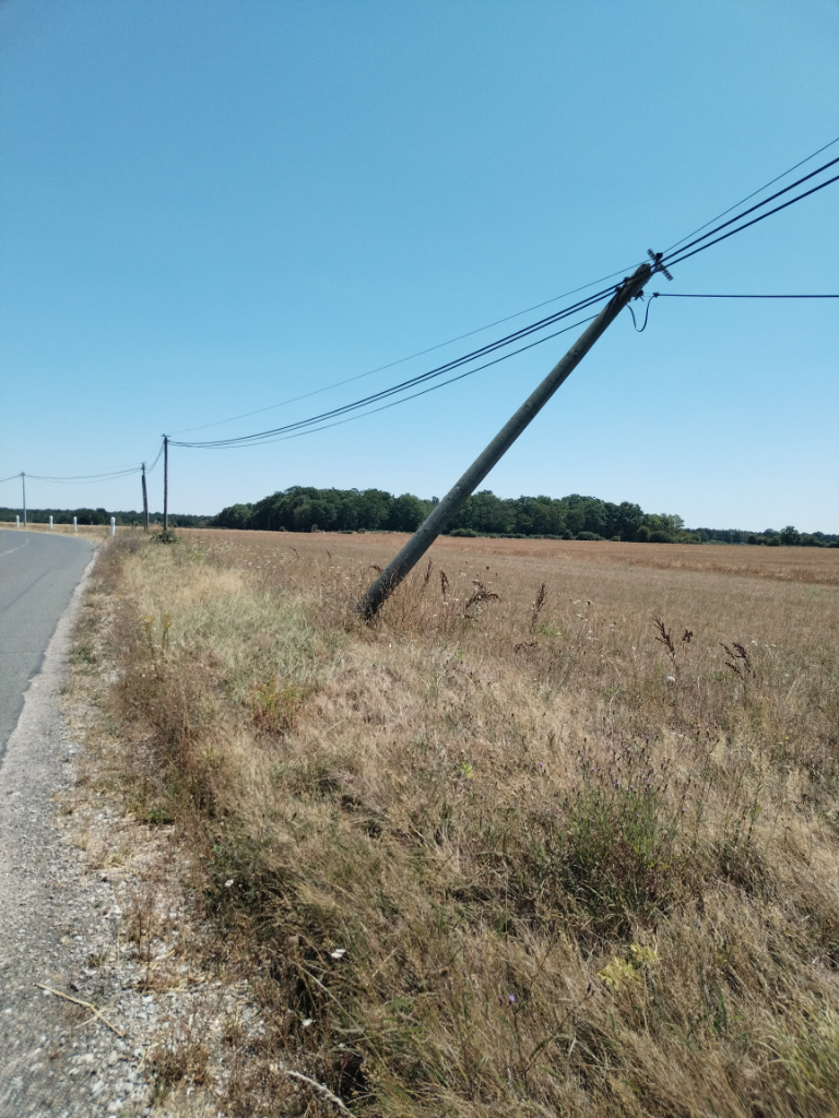 Signalement Poteau électrique cassé