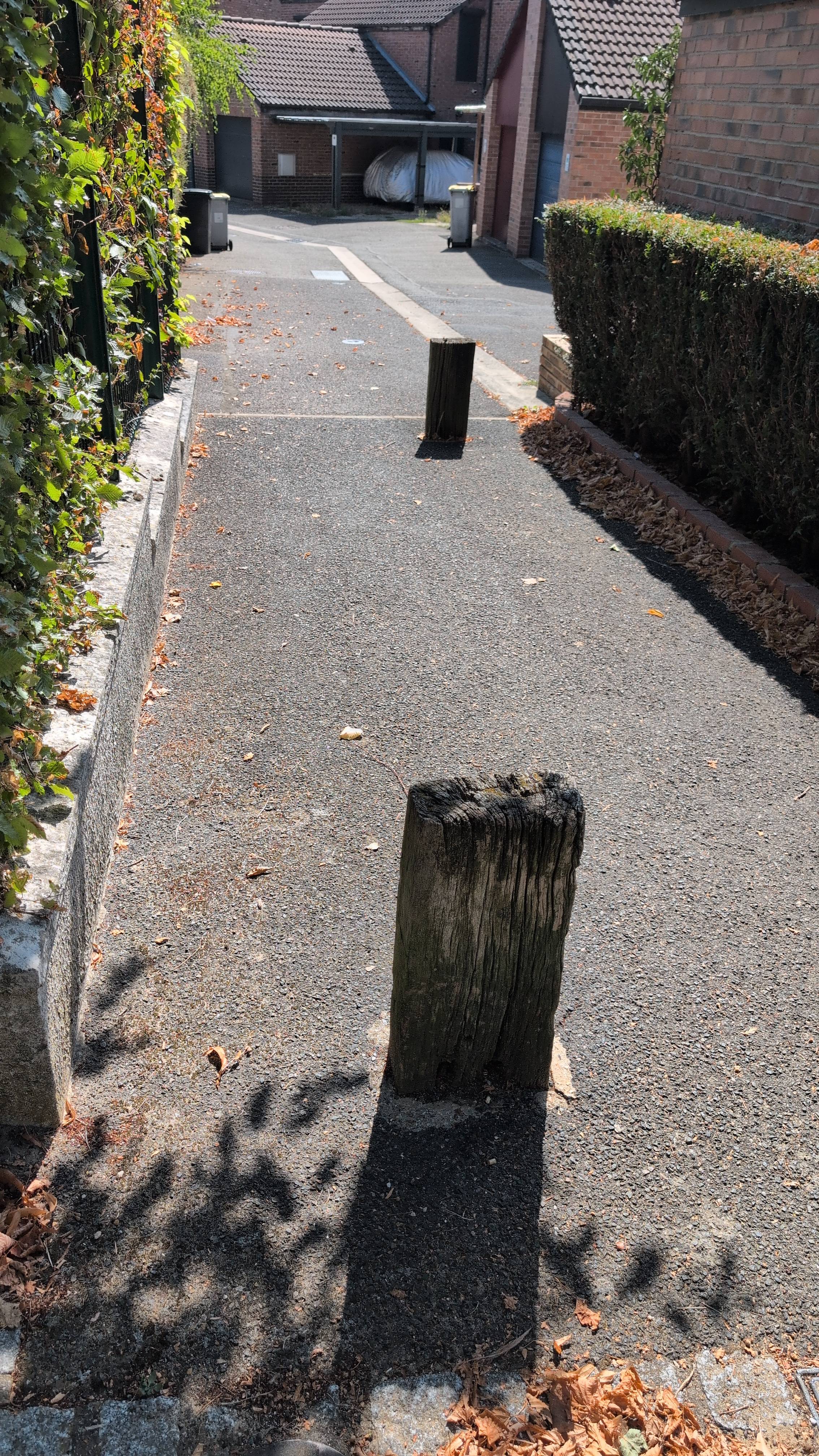 Signalement Poteaux en bois endommagés