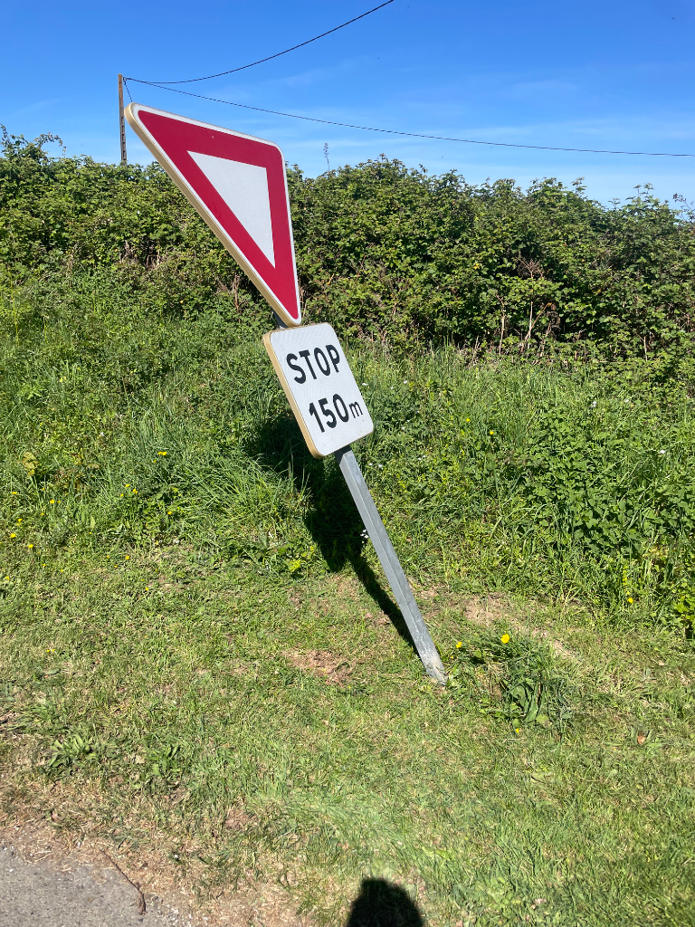 Poteau de signalisation penché