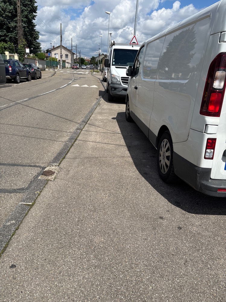 Trottoirs obstrués par stationnement