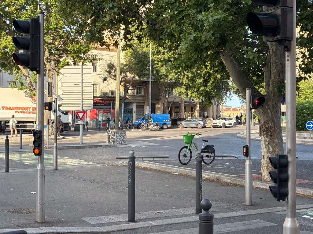 Feu piéton bloqué rouge