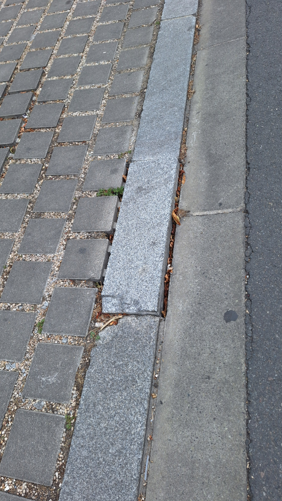 Signalement Trottoir descellé