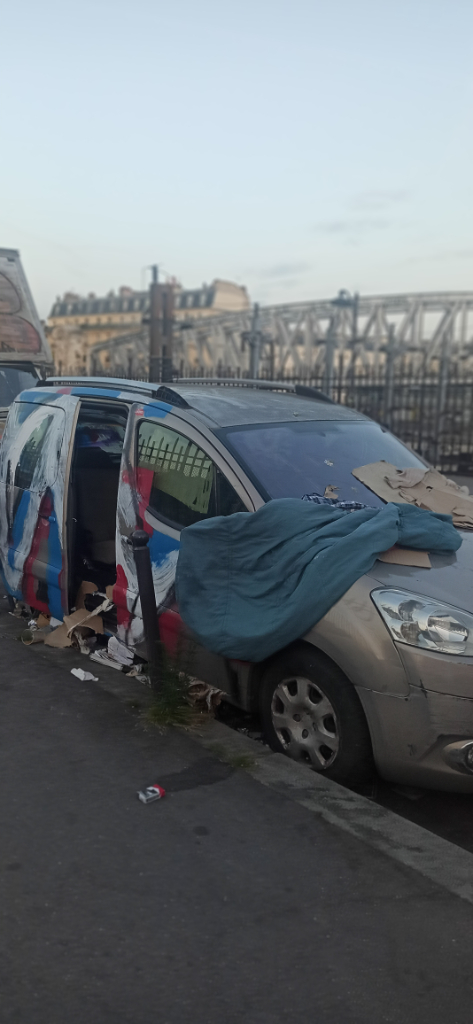 Voiture abandonnée et déchets