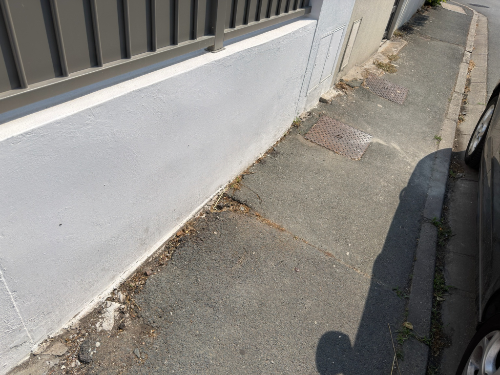 Signalement Trottoir fissuré et affaissé